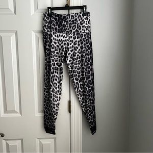 Onzie leopard leggings